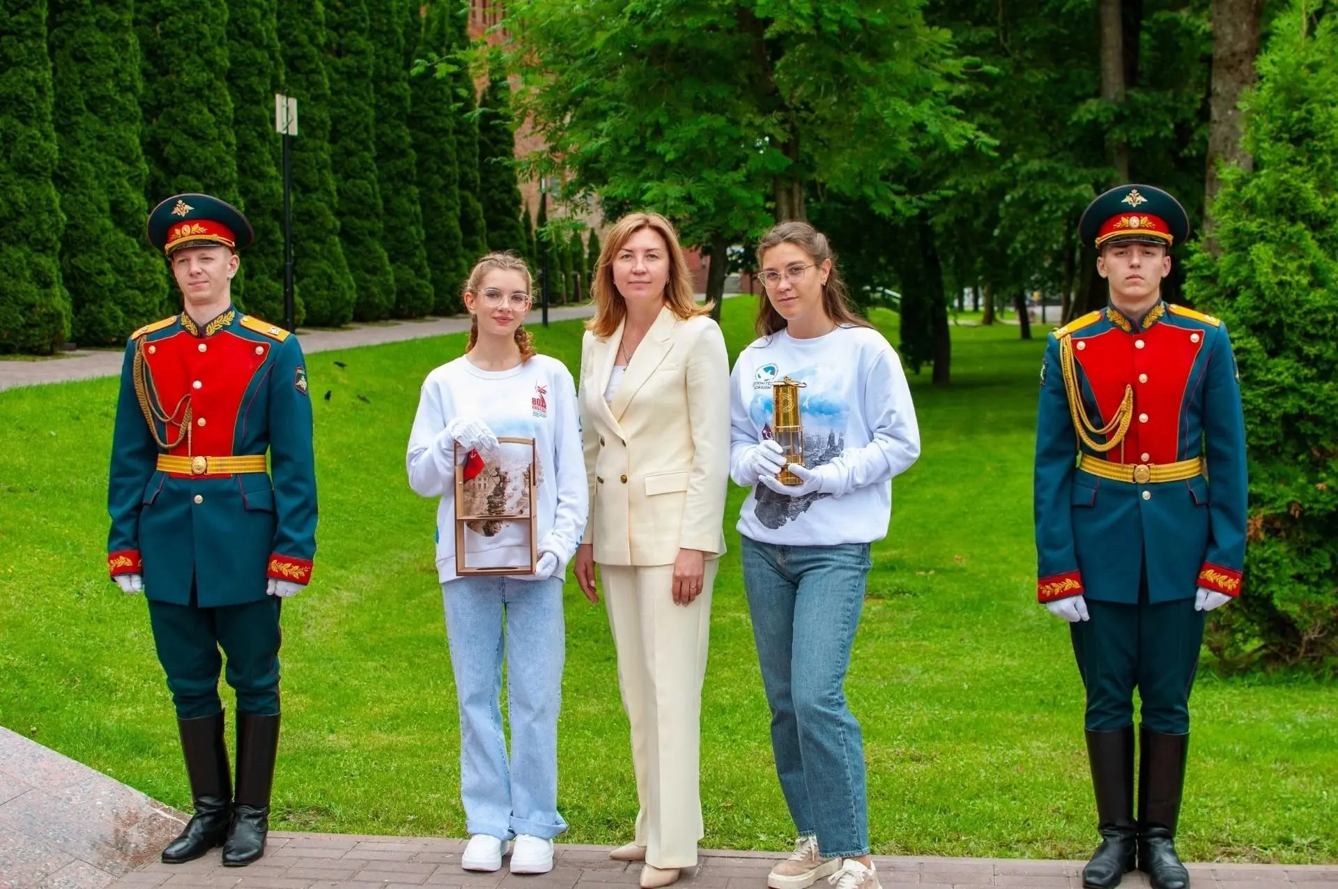 🇷🇺Дочь и.о. руководителя Смоленского Росреестра Светланы Сафоновой совместно с Волонтерами Победы 