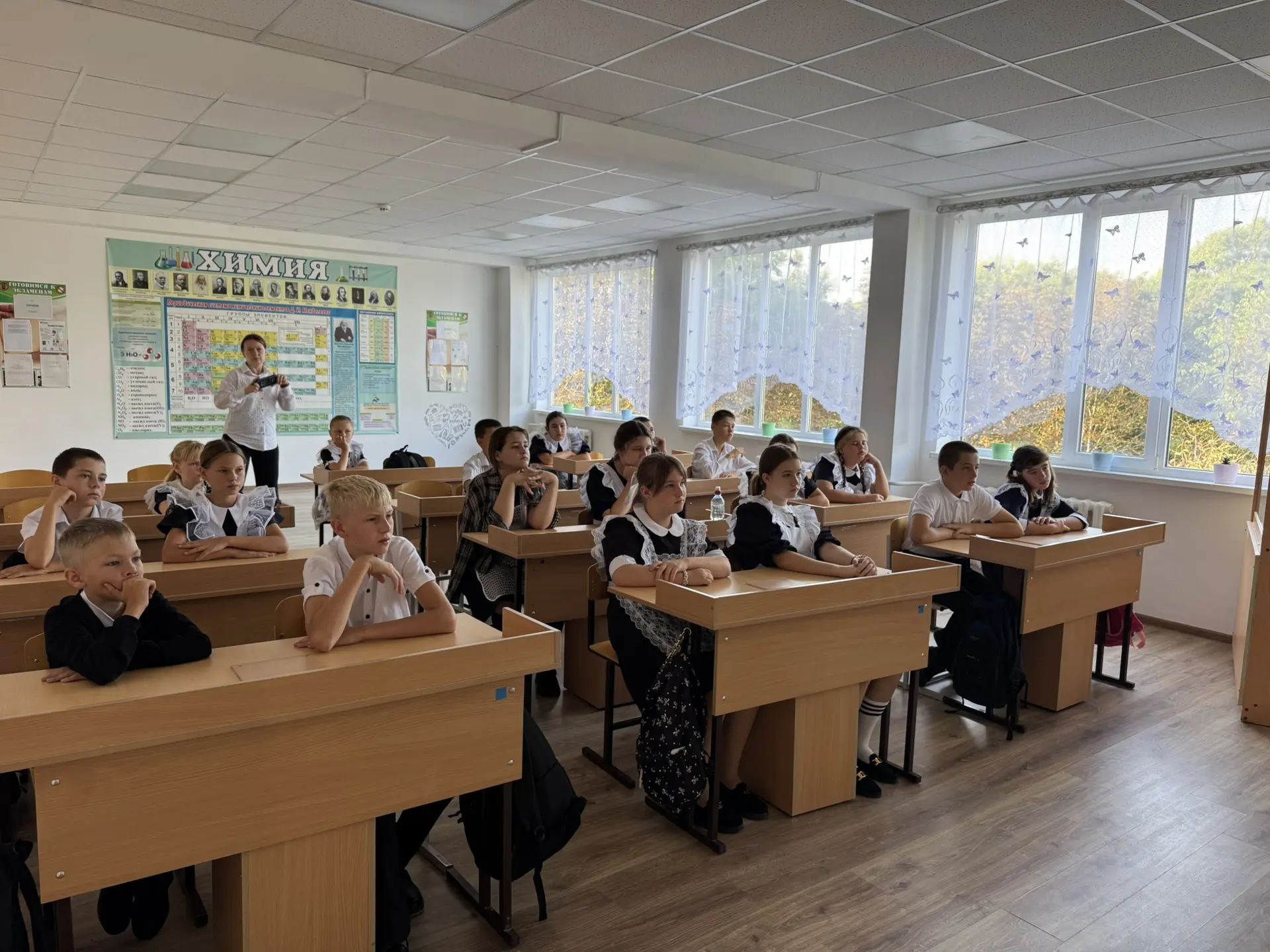 В МОБУ СОШ №18 х. Родниковского прошли памятные классные часы и открытый круглый стол д...