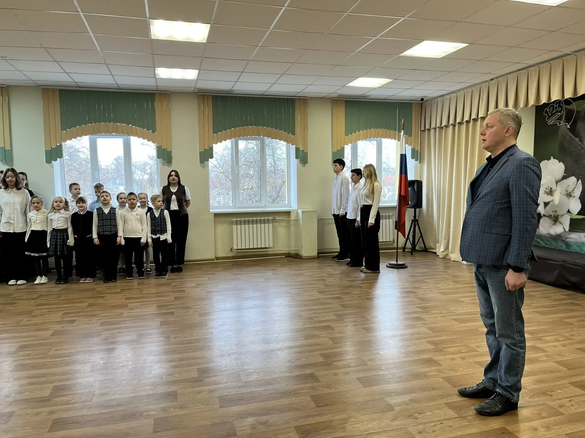 НАЧАЛО НОВОЙ УЧЕБНОЙ НЕДЕЛИ  Новая учебная неделя началась с традиционной линейки и выноса Государст