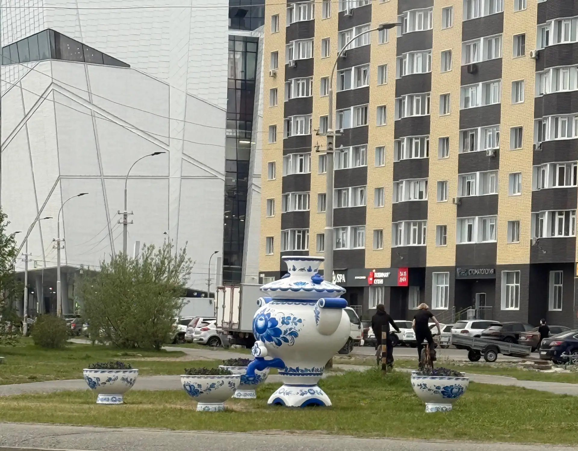 Вам чаю не налить?)
