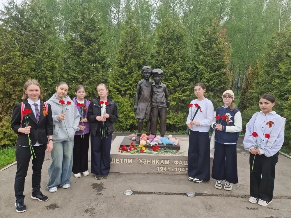 🎖️🎗️У памятника «Звонница» ученики  6 «Б» класса провели классный час, посвящённый Дню Победы. Ребят