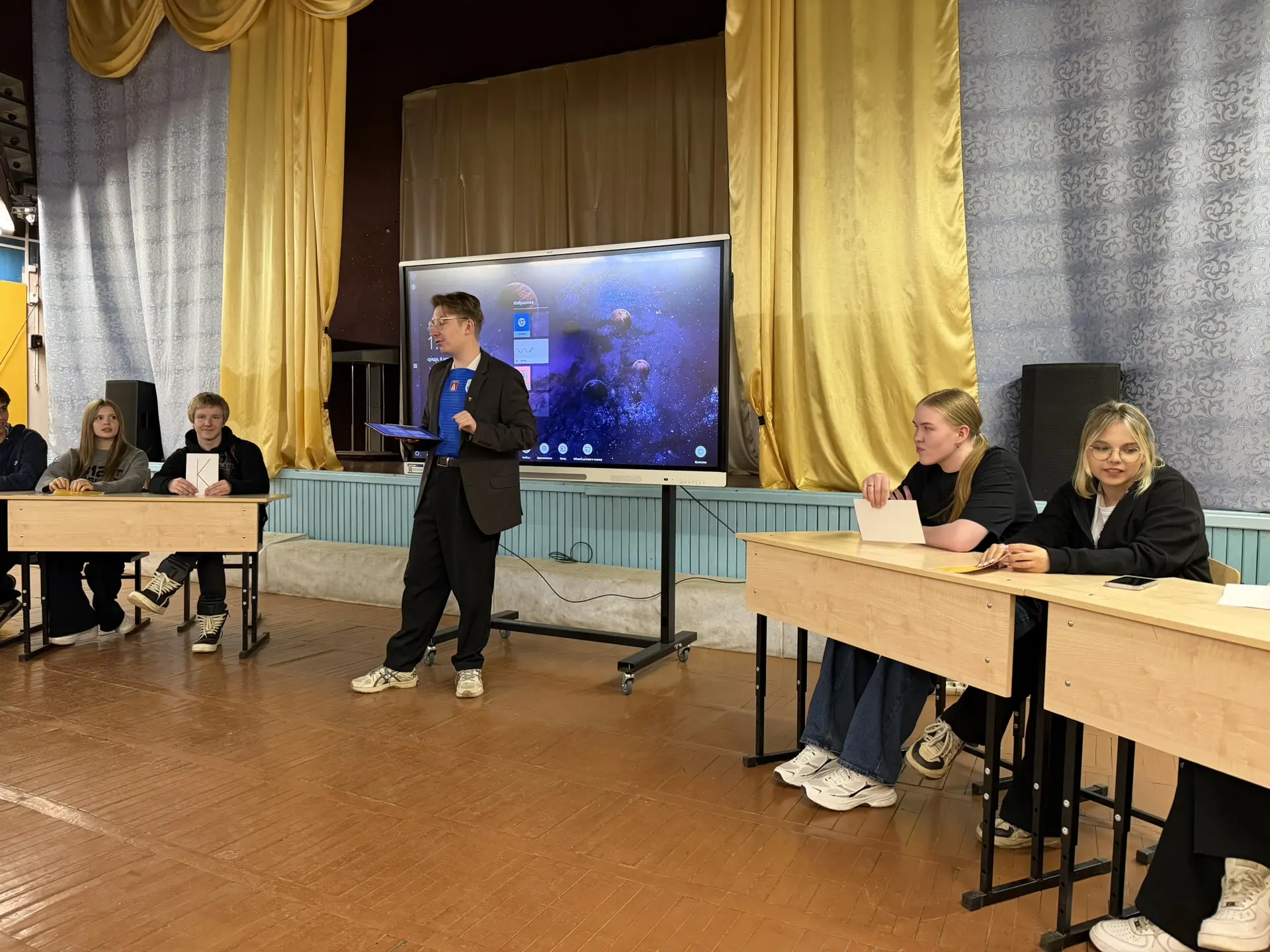 Интеллектуальная игра «Эрудит дуэль».  6 мая в актовом зале школы собрались самые начитанные, быстры