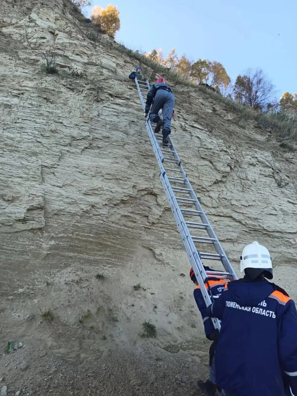 В Тюменской области двое подростков сорвались с обрыва.