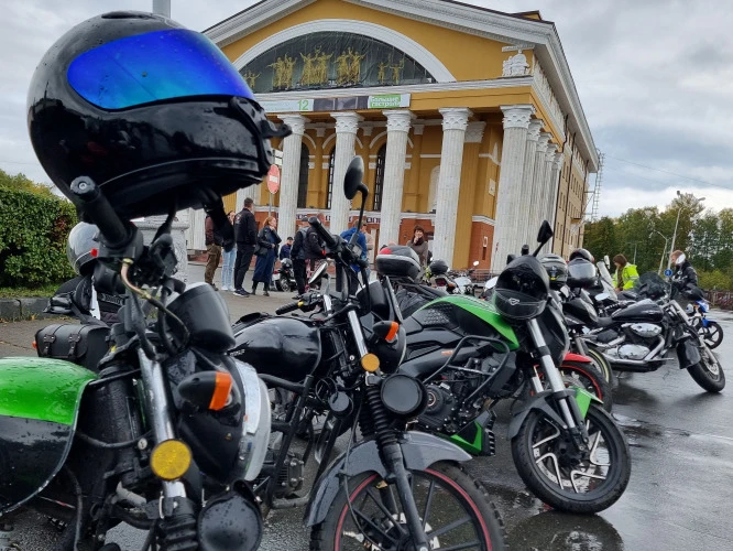 В Петрозаводске официально закрыли мотосезон. Мероприятие прошло на площади Кирова 19 с...