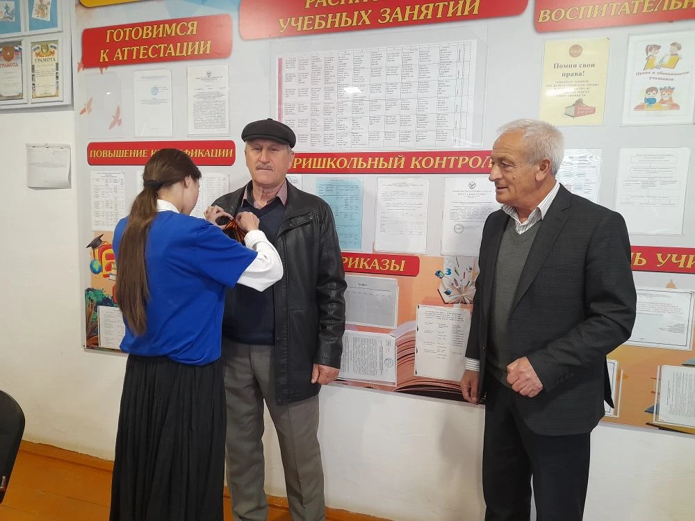 🎗️ **Сегодня в нашей школе прошла акция «Георгиевская ленточка»!** 🎗️
