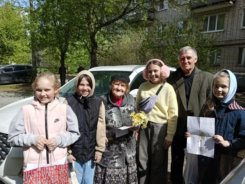 🌟 Ученики и родители поздравили тружеников тыла нашего поселка с праздником Великой Победы, читали и