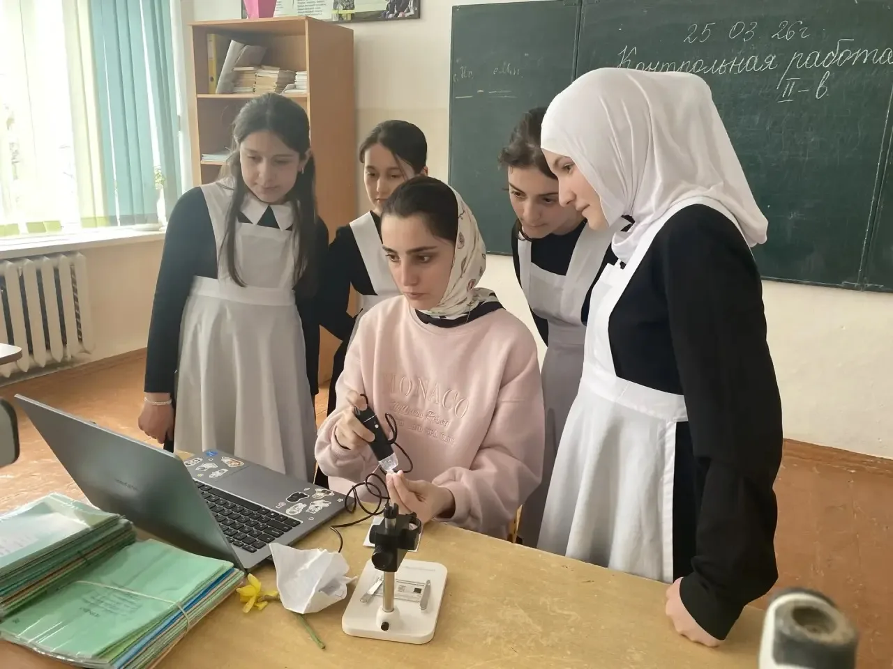 Интересное занятие прошло в центре Точка роста по биологии. Ребята ознакомились с миром насекомых с 