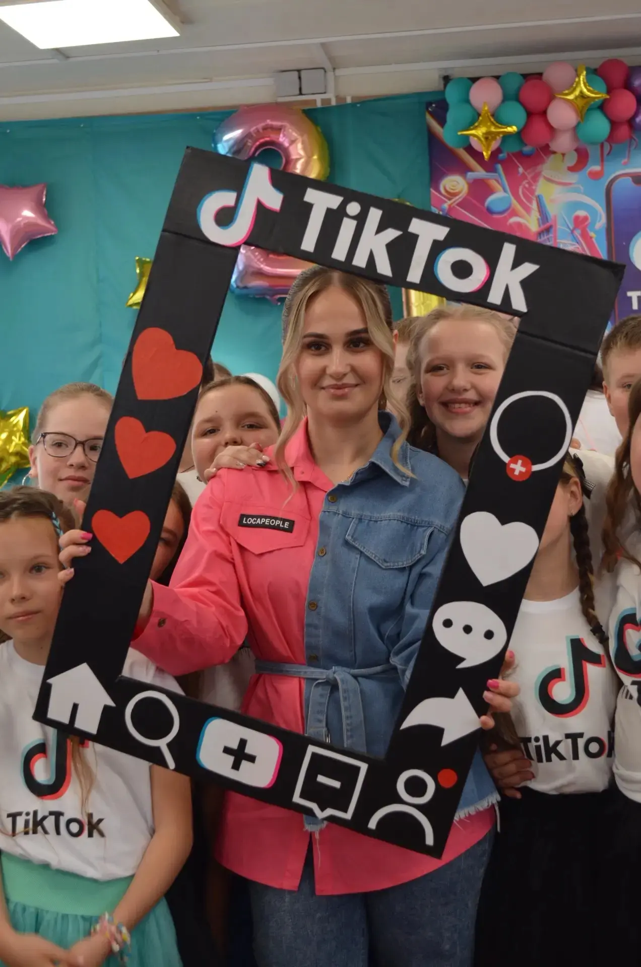 Сегодня состоялся выпускной в 4 «И» классе в стиле “TikTok”, классный руководитель Савина А.В. Позад