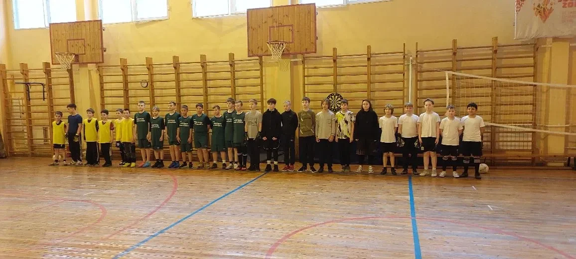 Сегодня в спортивном зале школы №683 прошла товарищеская встреча по футболу между сборными  600,683,