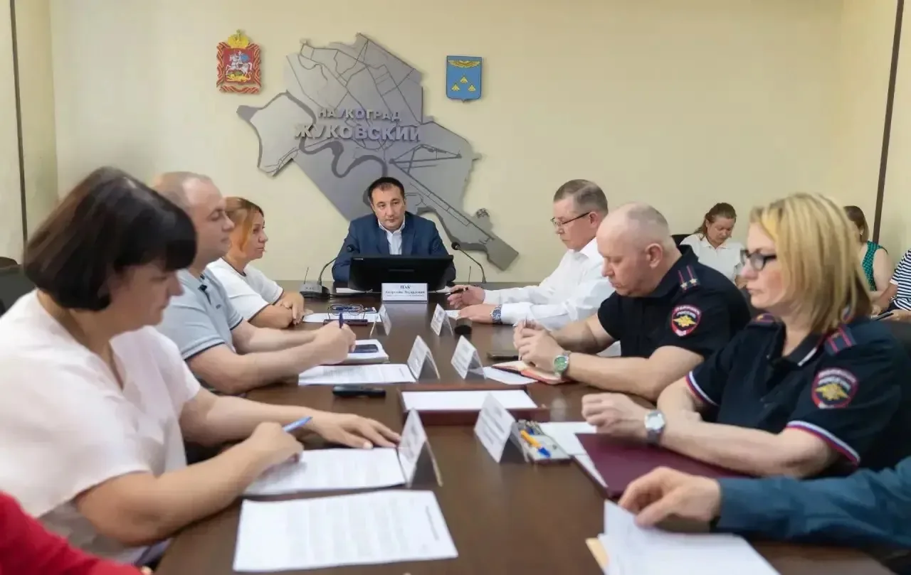 Провел еженедельное оперативное совещание