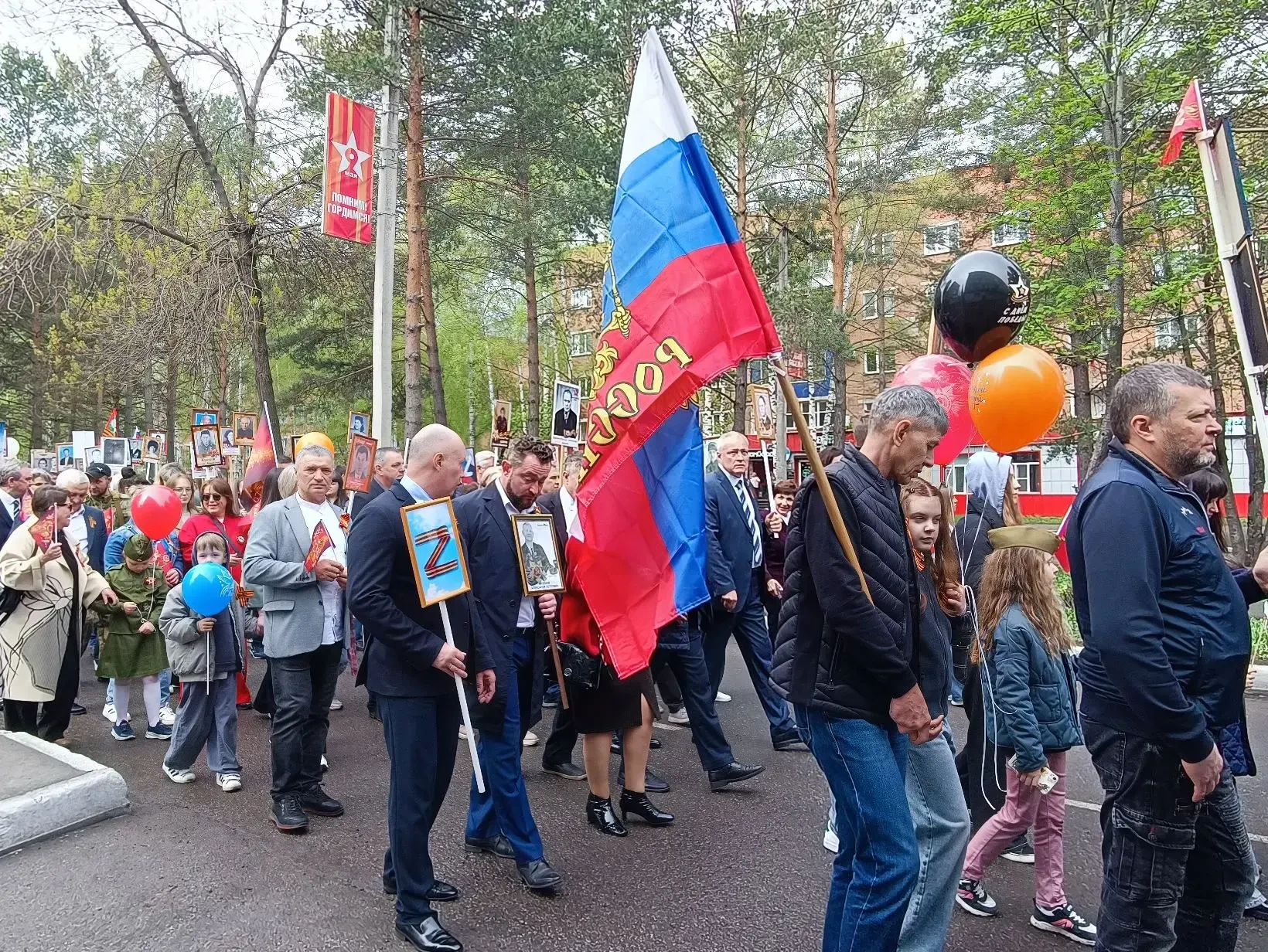 В Осинниковском округе, как и в других городах страны, прошло торжественное шествие Бессмертного пол