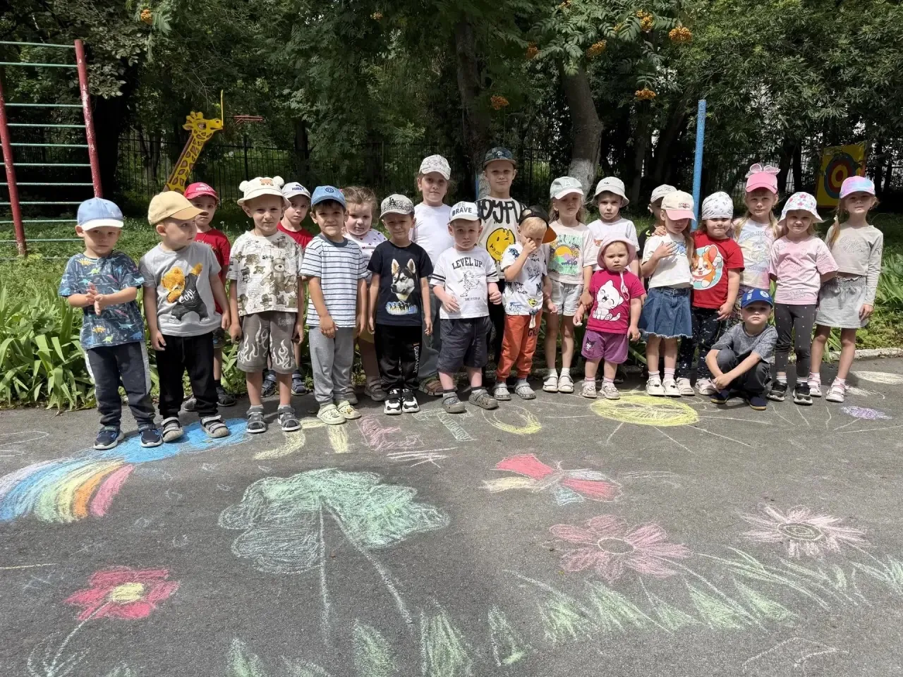 16 июля, в День рисования мелом на асфальте, наши воспитанники превратили площадку в красивый разноц
