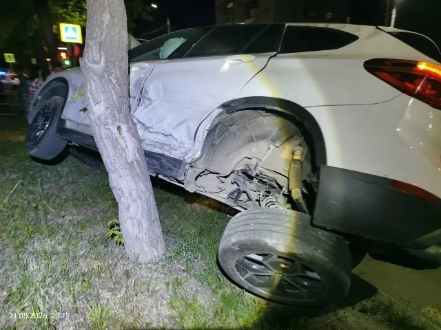 ‼️ В Магнитогорске после ДТП BMW вылетел в дерево на перекрёстке   Жёсткое ДТП произошло вечером 21 