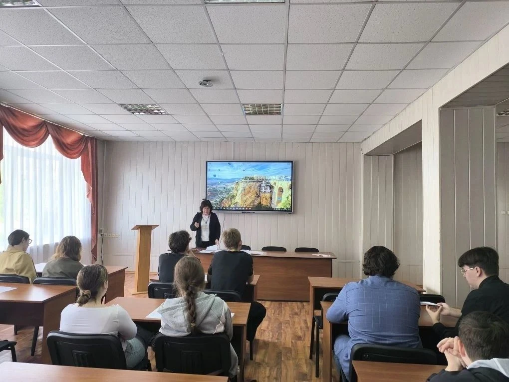 📖 В рамках работы молодёжного клуба «Ты в Центре» бердянским Кадровым центром был проведён профи-мот