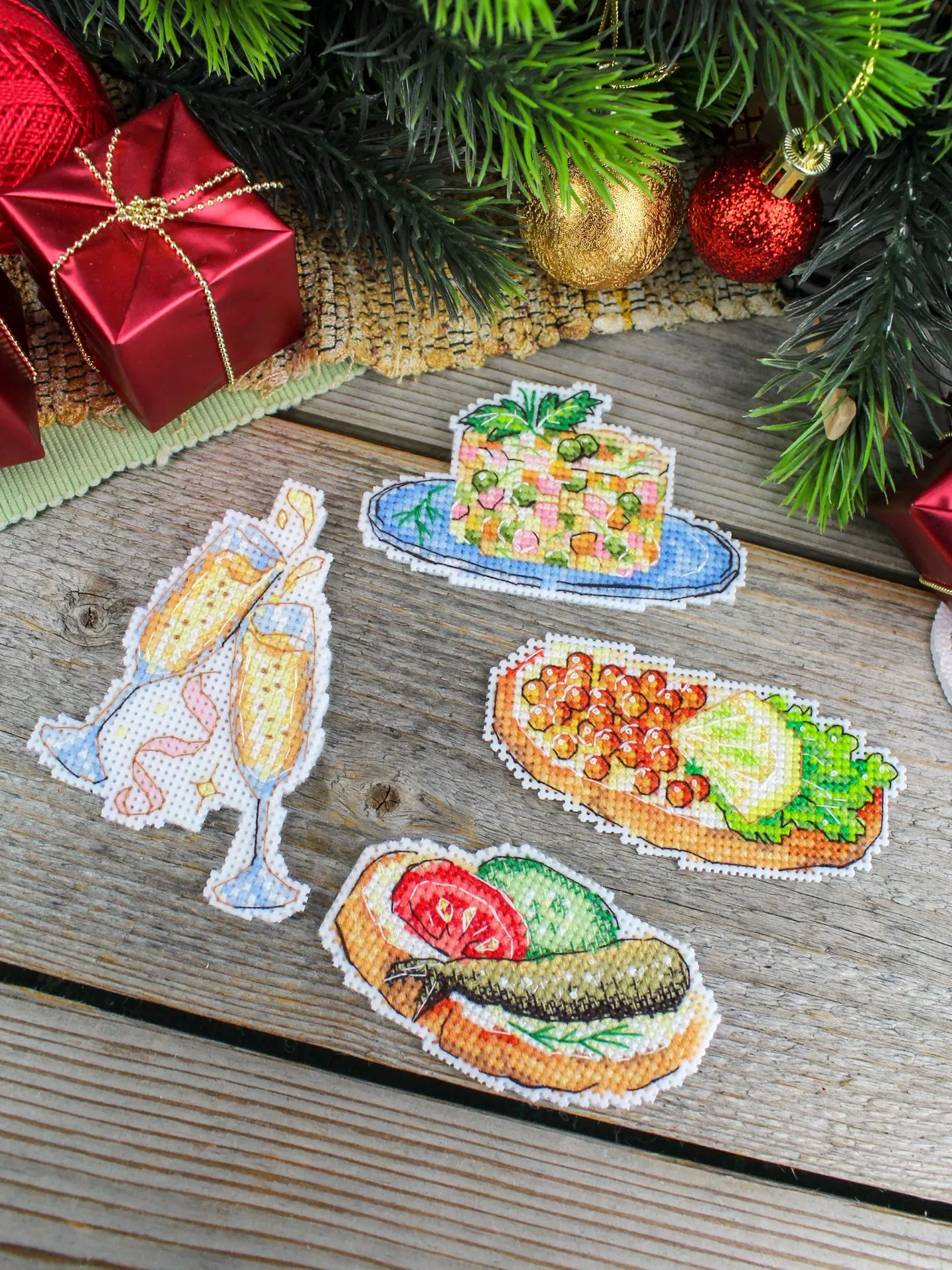 ✨Анонс новинок июля!
Р-1313 «Новогоднее меню»🎄🍽️ — серия миниатюрных магнитов с вкусными сюжетами: