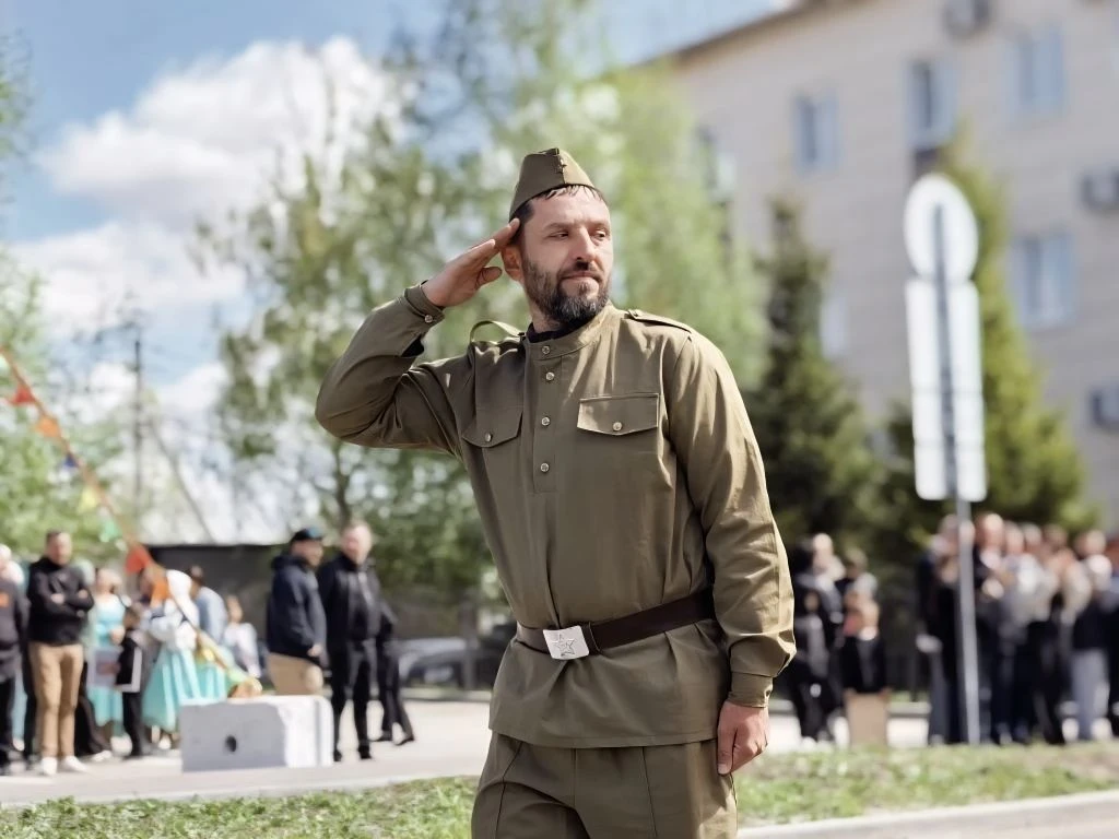 Наши уважаемые учителя и ученики приняли участие в Параде Победы! 🌟  В торжественном шествии, в крас