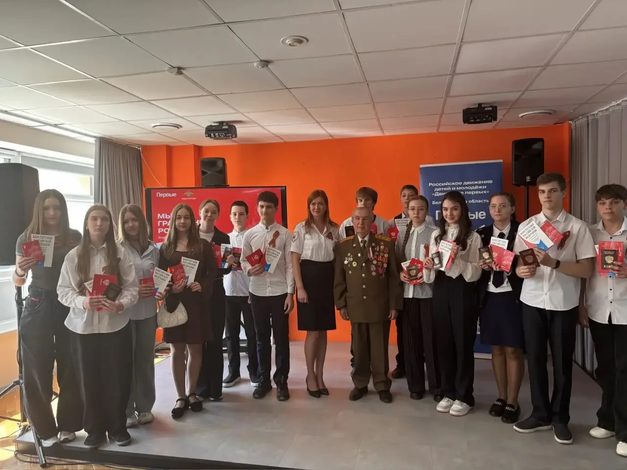 🎖️ ТОРЖЕСТВЕННОЕ ВРУЧЕНИЕ ПАСПОРТОВ В ПРЕДДВЕРИИ ДНЯ ПОБЕДЫ! 🎖️  🇷🇺 В преддверии священного для всех