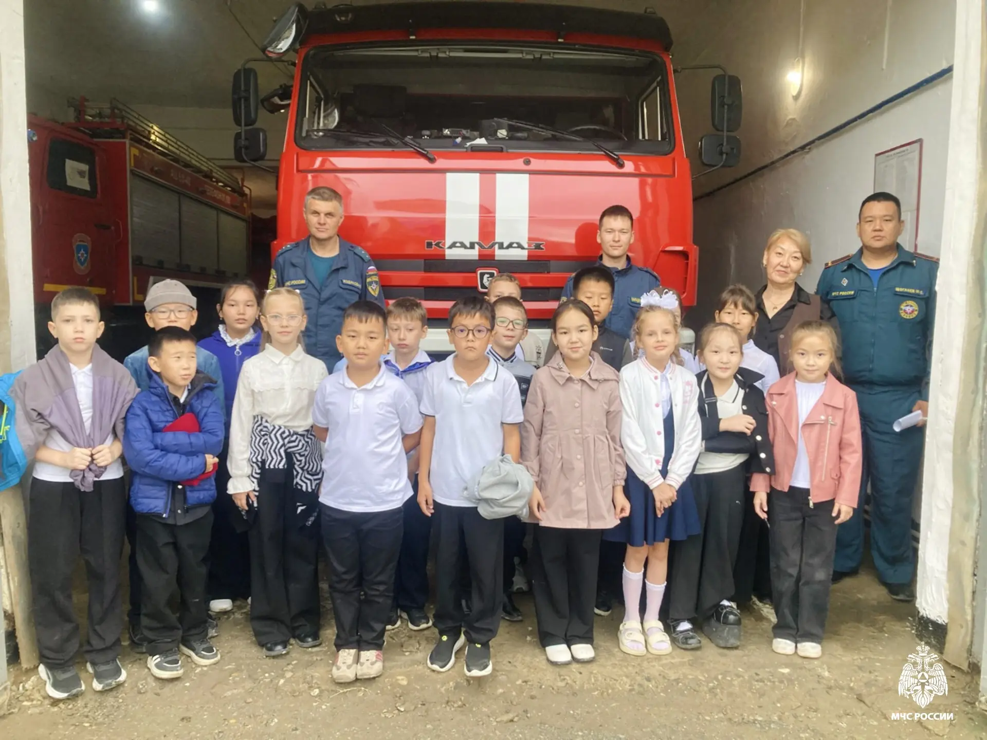 🚒 В гостях у огнеборцев: экскурсии в пожарно-спасательные части продолжаются