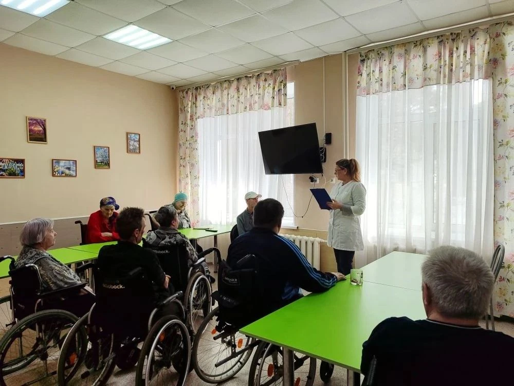 Сегодня медработники провели разъяснительную беседу с получателями социальных услуг о в...