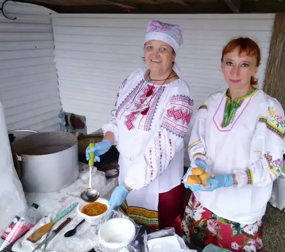 Коллектив Выселковского КДЦ в субботу нёс вахту на подворье Пекаря в Атамани. Гостей ве...