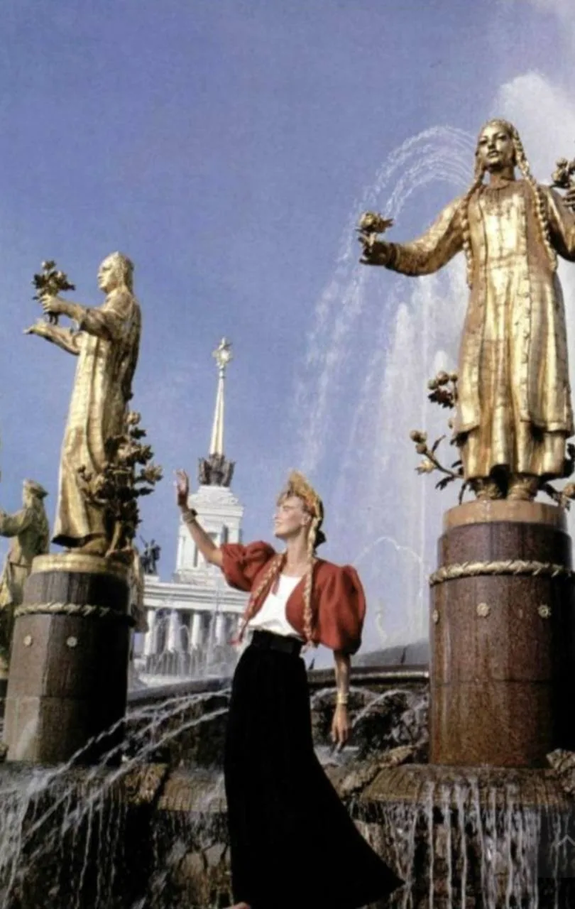 В 1985 году Тьерри Мюглер впервые приехал в Москву. Поездка произвела такое огромное вп...