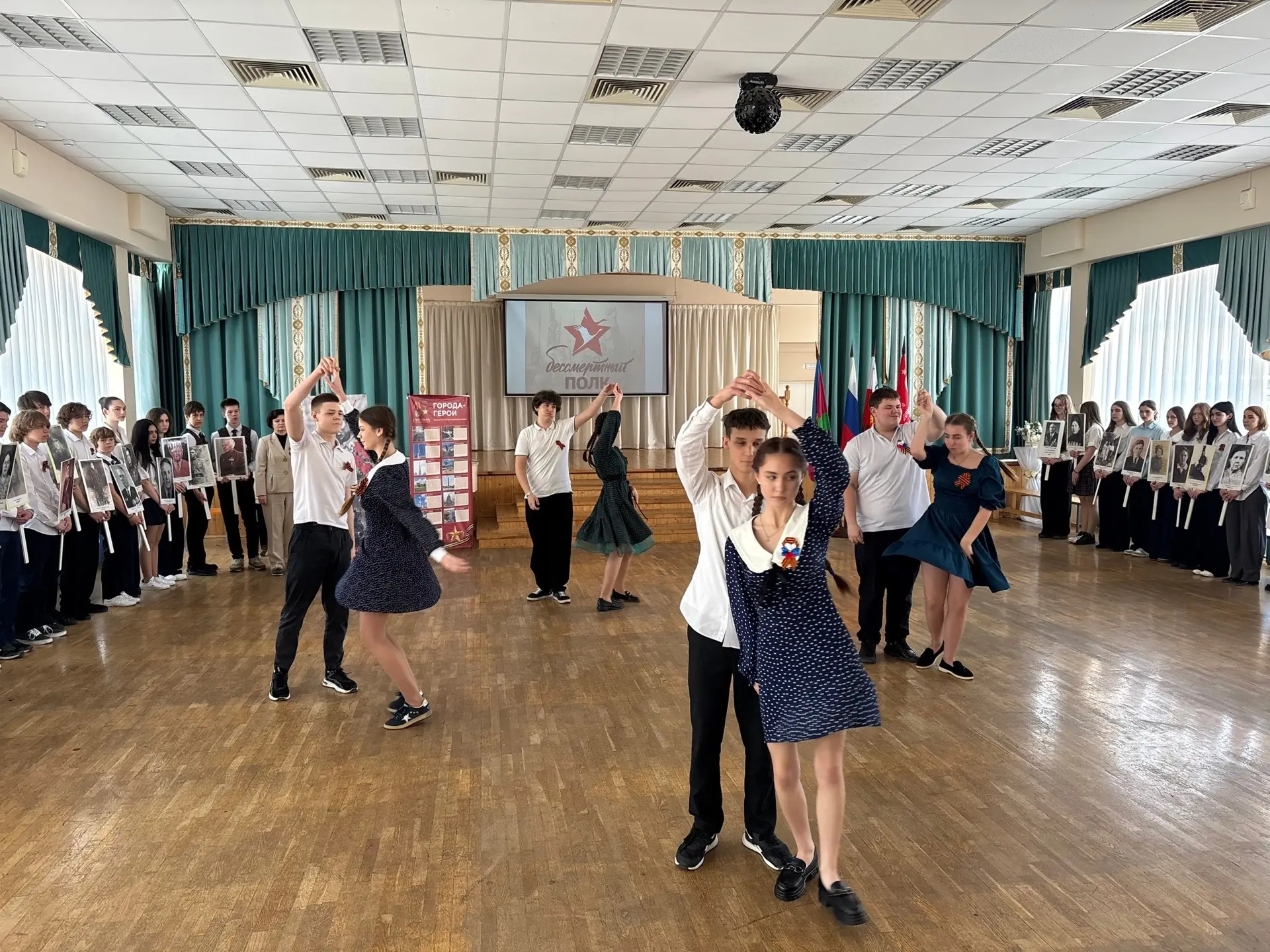 🎖️В нашей школе прошла торжественная линейка, посвящённая Дню Победы и Бессмертному полку.   Утро на