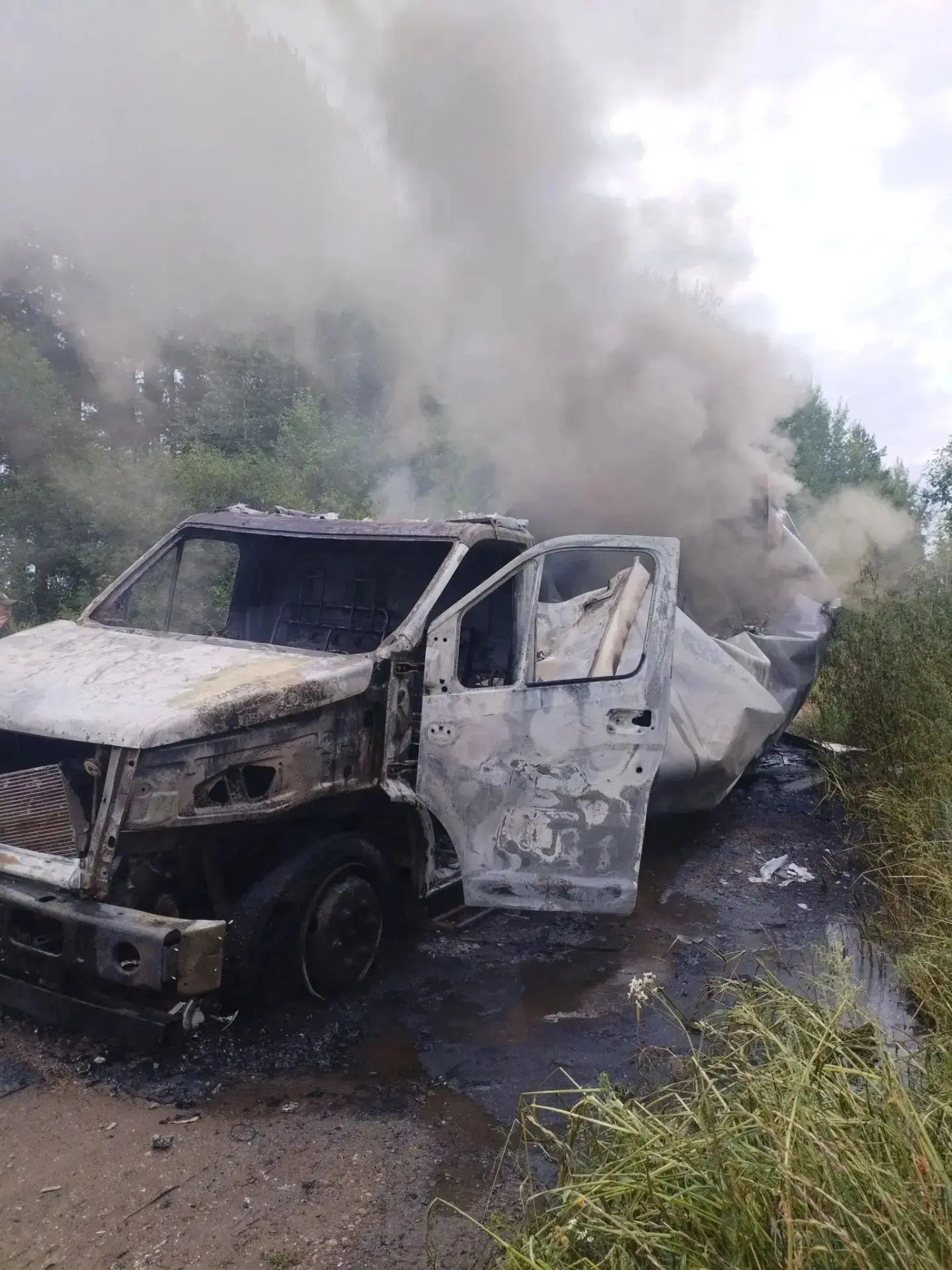 Спавший житель Удмуртии едва не сгорел в кабине своего автомобиля. 

Инцидент произошел 28 июля. На 