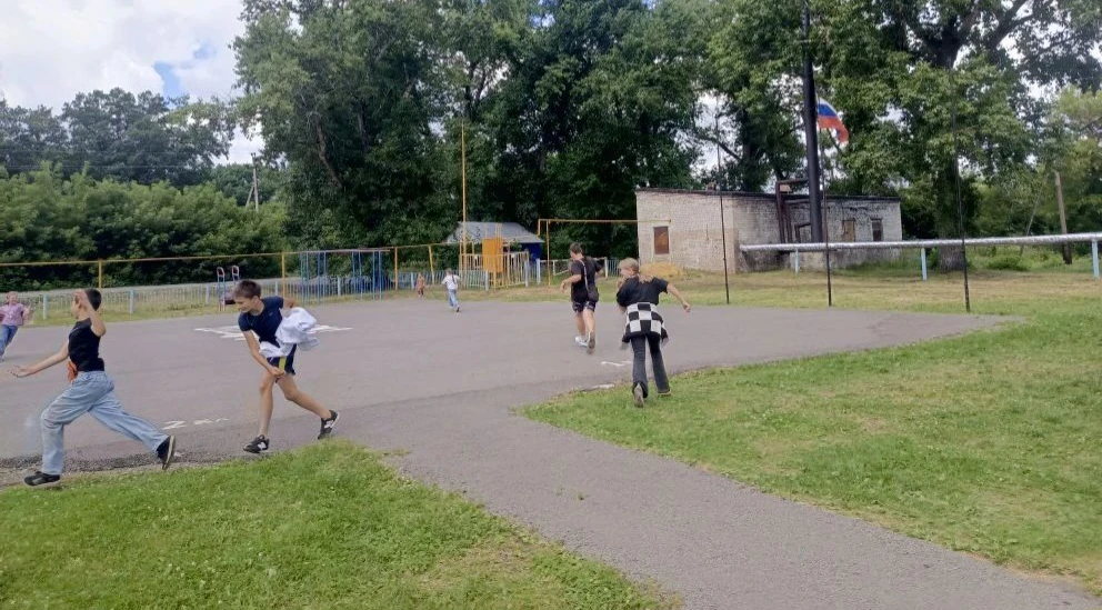 "Весёлые старты " на спортплощадке. Дети приобщаются к здоровому образу жизни и спорту ...