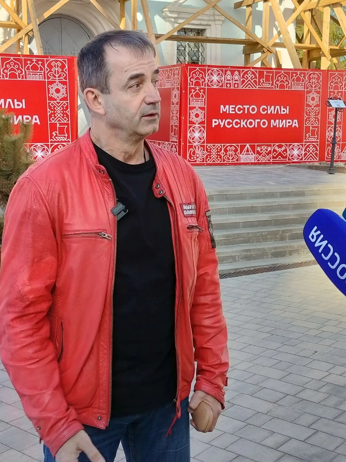 Народный артист России Дмитрий Певцов перед репетицией пообщался с нашей съёмочной группой 👍  ВЕСТИ3