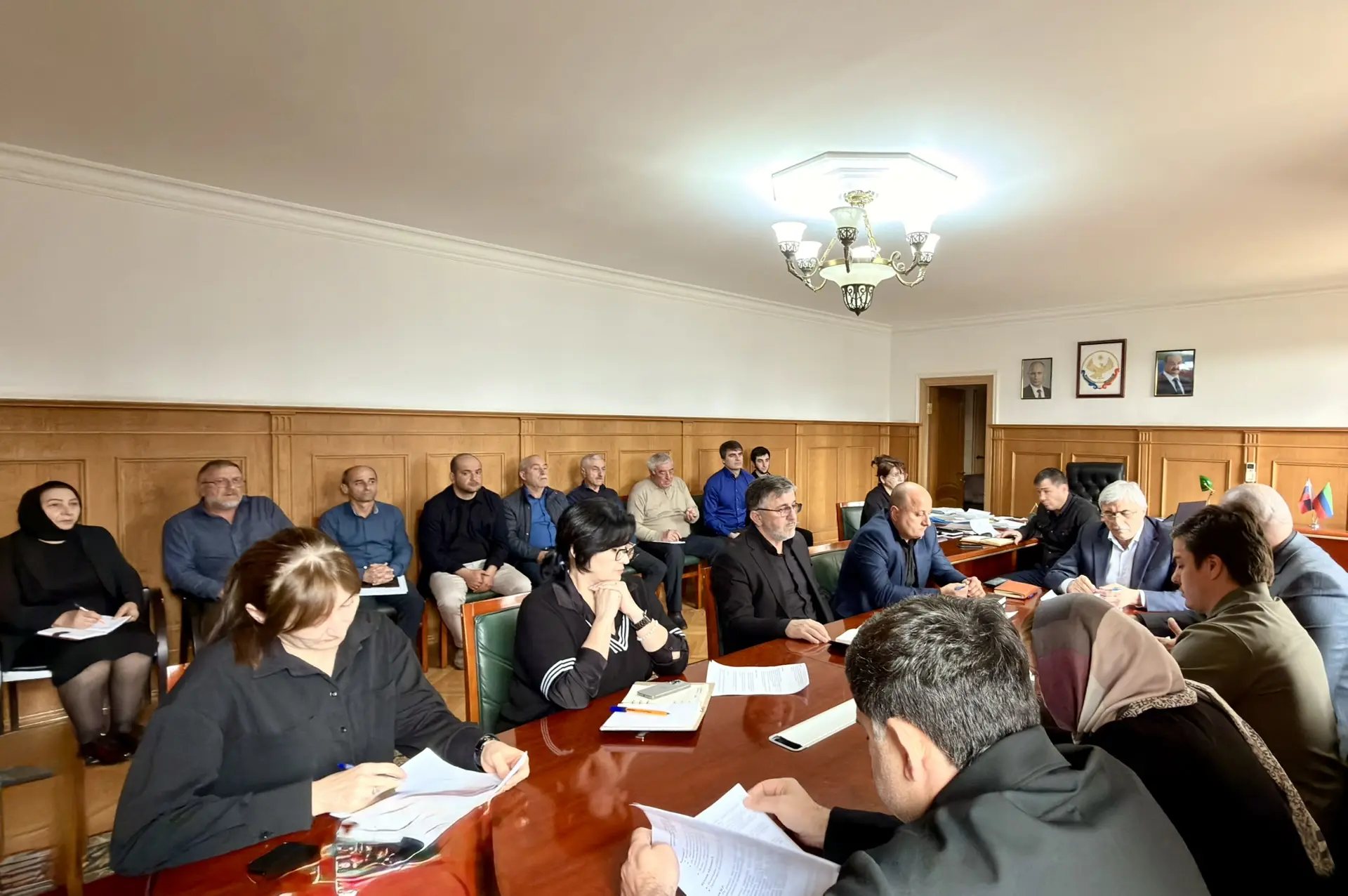 🌍Глава Новолакского района Мамати Гамзатов провел еженедельное совещание по актуальным вопросам  Гла