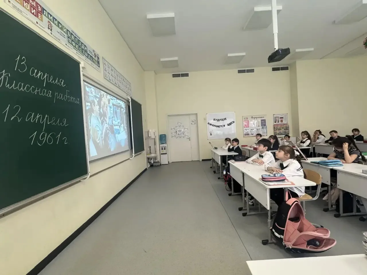 🇷🇺РАЗГОВОРЫ О ВАЖНОМ🇷🇺 13 апреля 2026 года, в понедельник, в нашей школе состоялась традиционная утр