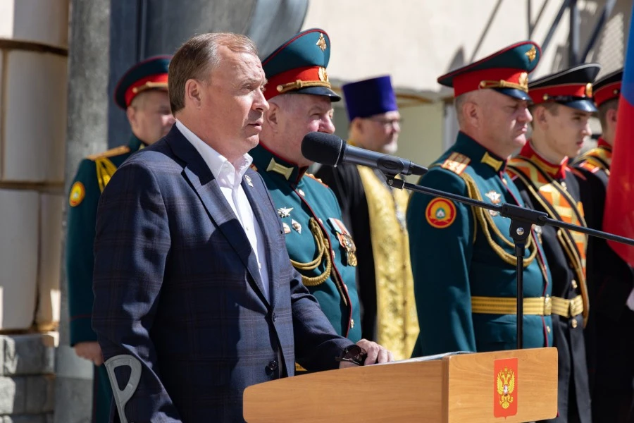 В Екатеринбурге торжественно открыли аллею, посвящённую Героям Советского Союза и России — выпускник
