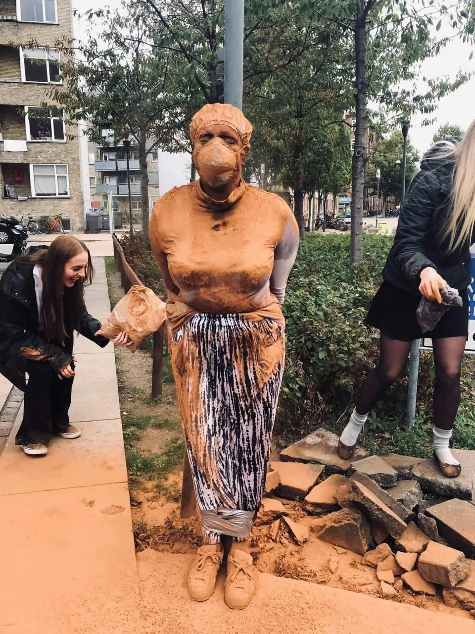 В Дании есть странная традиция для тех, кто не успел жениться к 25 😂