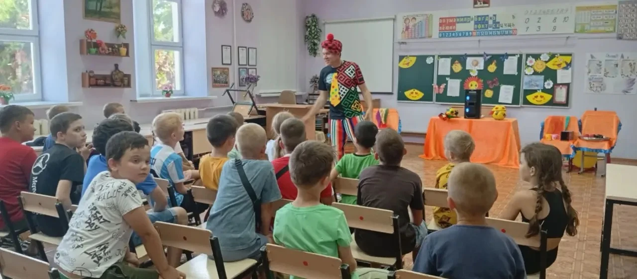 🎪 ЦИРК ПРИЕХАЛ! 🎪

Сегодня в нашем лагере «Дружба» случилось настоящее волшебство — к нам в гости 