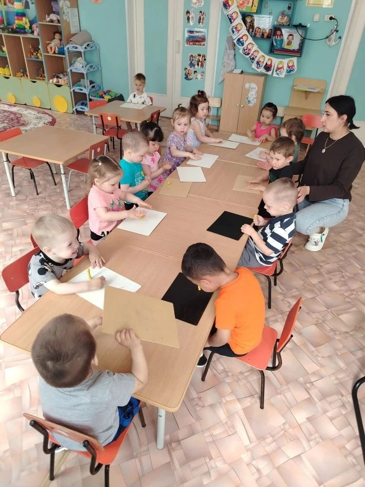 Сегодня в первой младшей группе прошло увлекательное занятие по лепке. Оно началось с д...