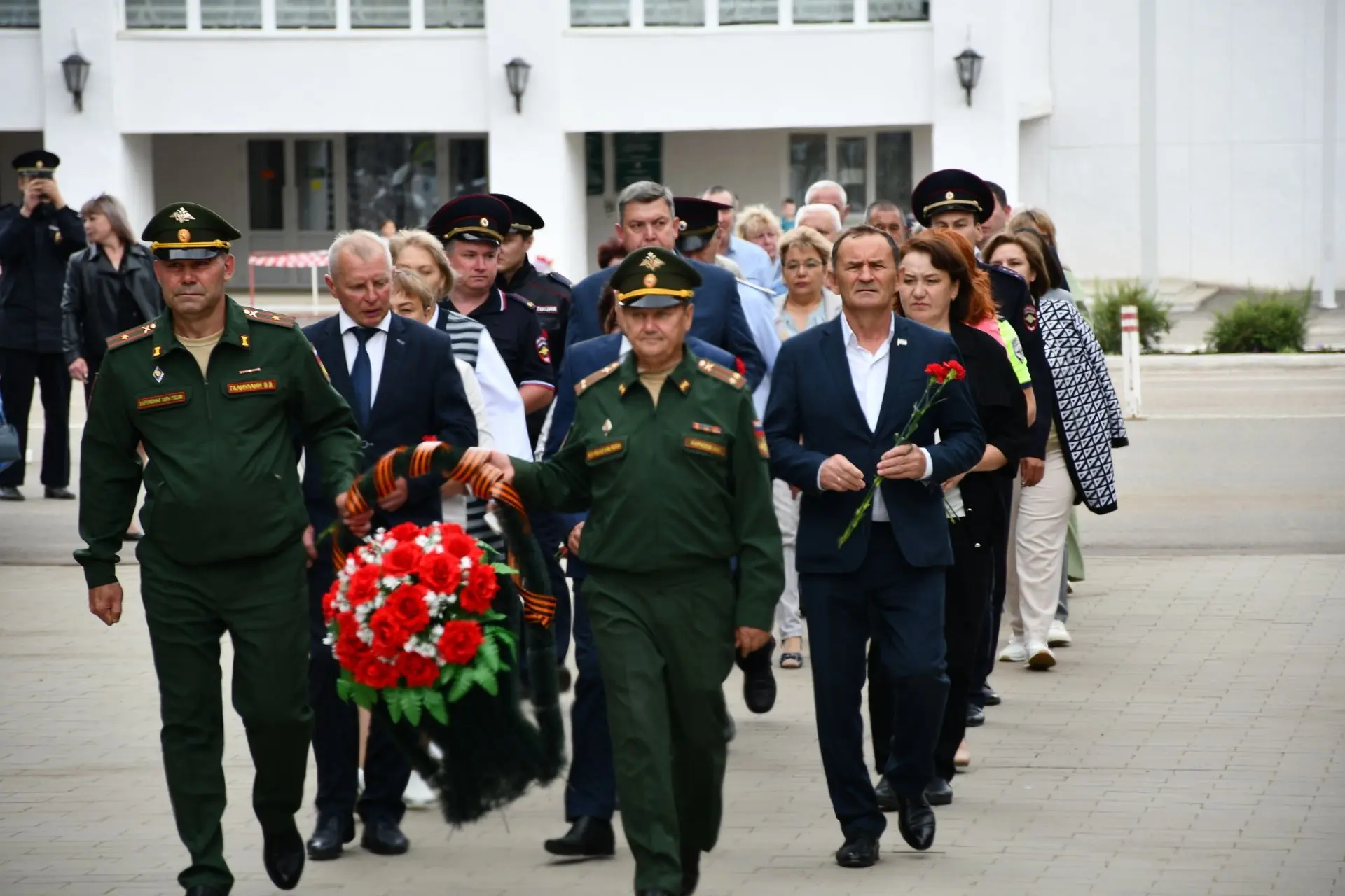 Сегодня, в День памяти и скорби, у подножия Монумента Боевой и Трудовой Славы состоялось торжественн