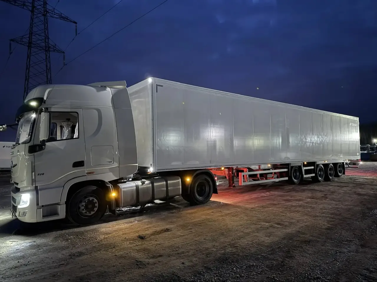 Ночные отгрузки тоже случаются 🌙🚛
Выдали первый в этом году новый изотермический полуприцеп Тонар 