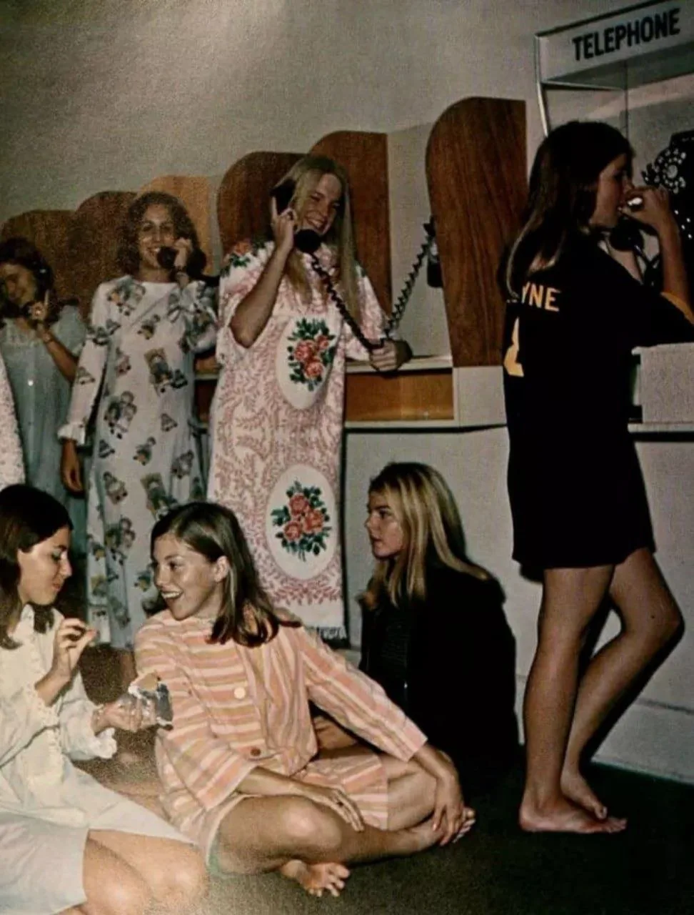 Эпоха, когда общение ценилось на вес золота.  

В 1970 году, чтобы услышать голос близкого человека,