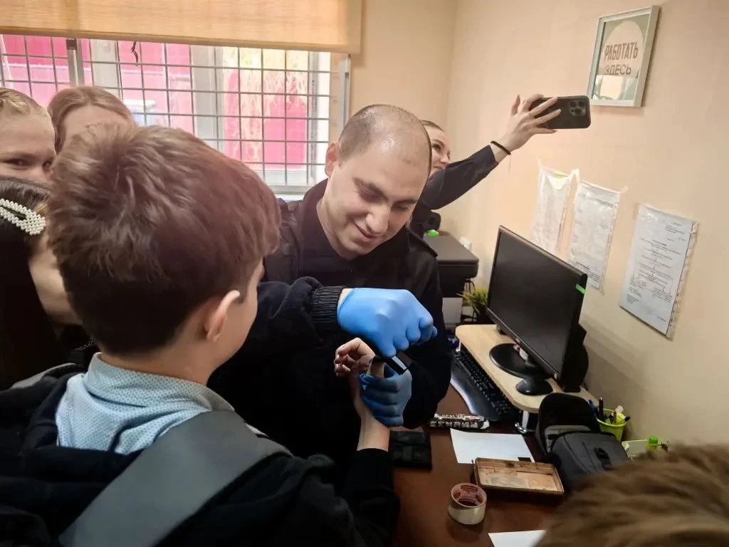 🚔 Будущие защитники: 7 «Г» в гостях у полиции Динского района  15 апреля учащиеся 7 «Г» класса посет