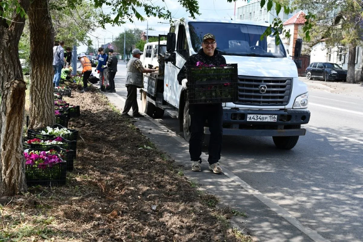Депутаты городского Совета вместе с оренбуржцами продолжают преображать улицы Оренбурга.

В канун Дн