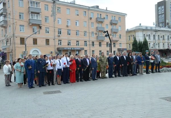 Представители академии возложили цветы к мемориалу Победы в честь 83-летия со дня оконч...