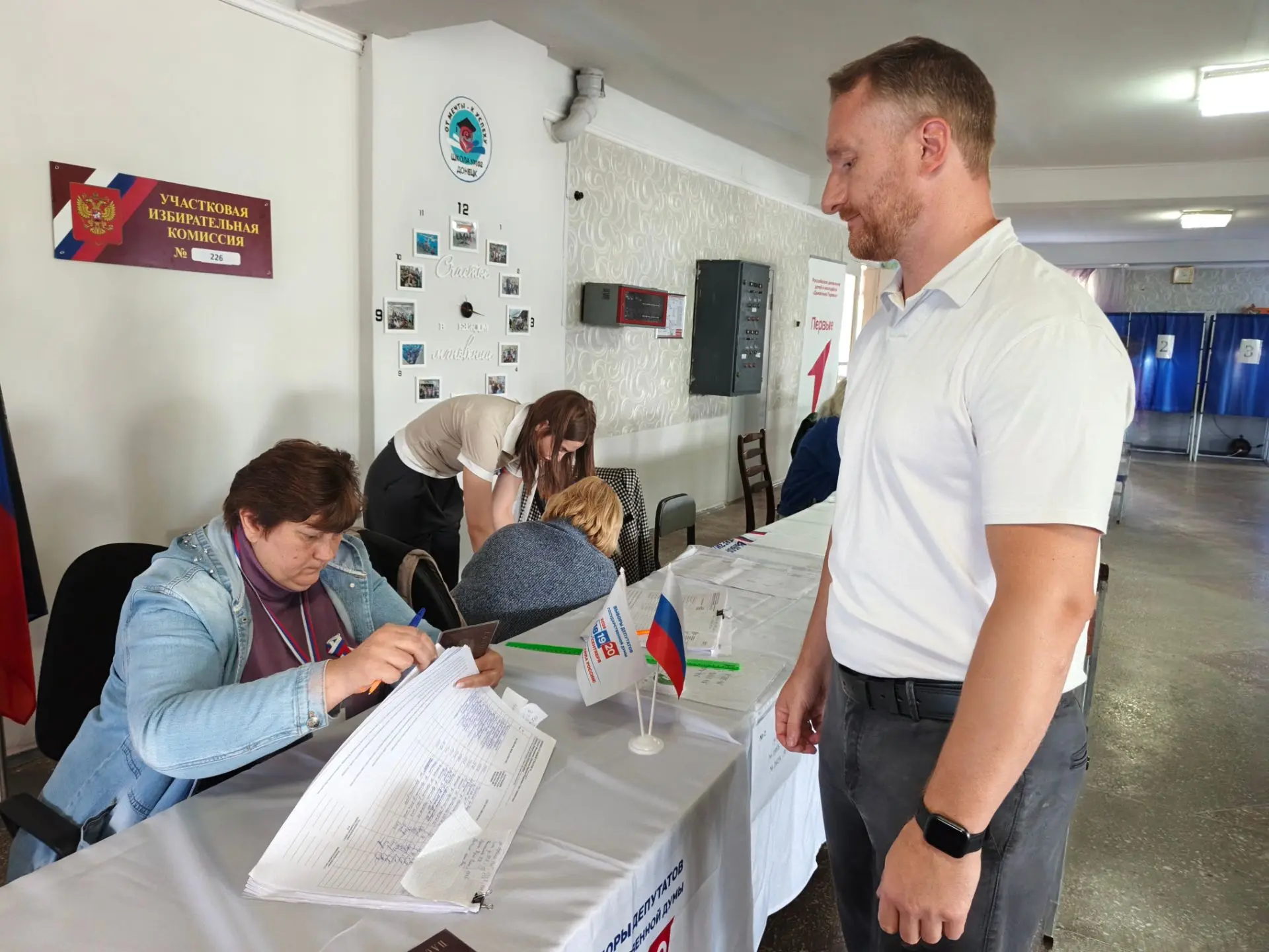 ‎Коммунисты Донецкой Народной Республики голосуют на выборах депутатов Государственной ...
