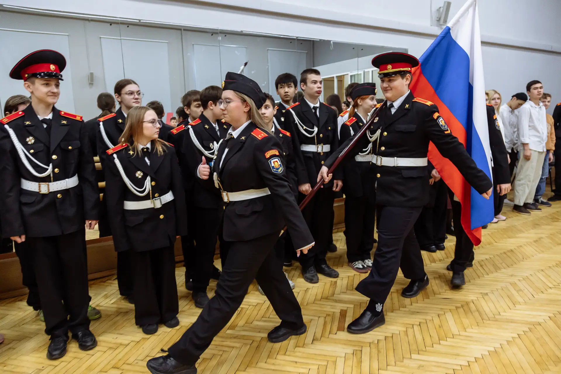 🇷🇺 Новая учебная неделя в здании «Каширское» традиционно началась с торжественной церемонии установк