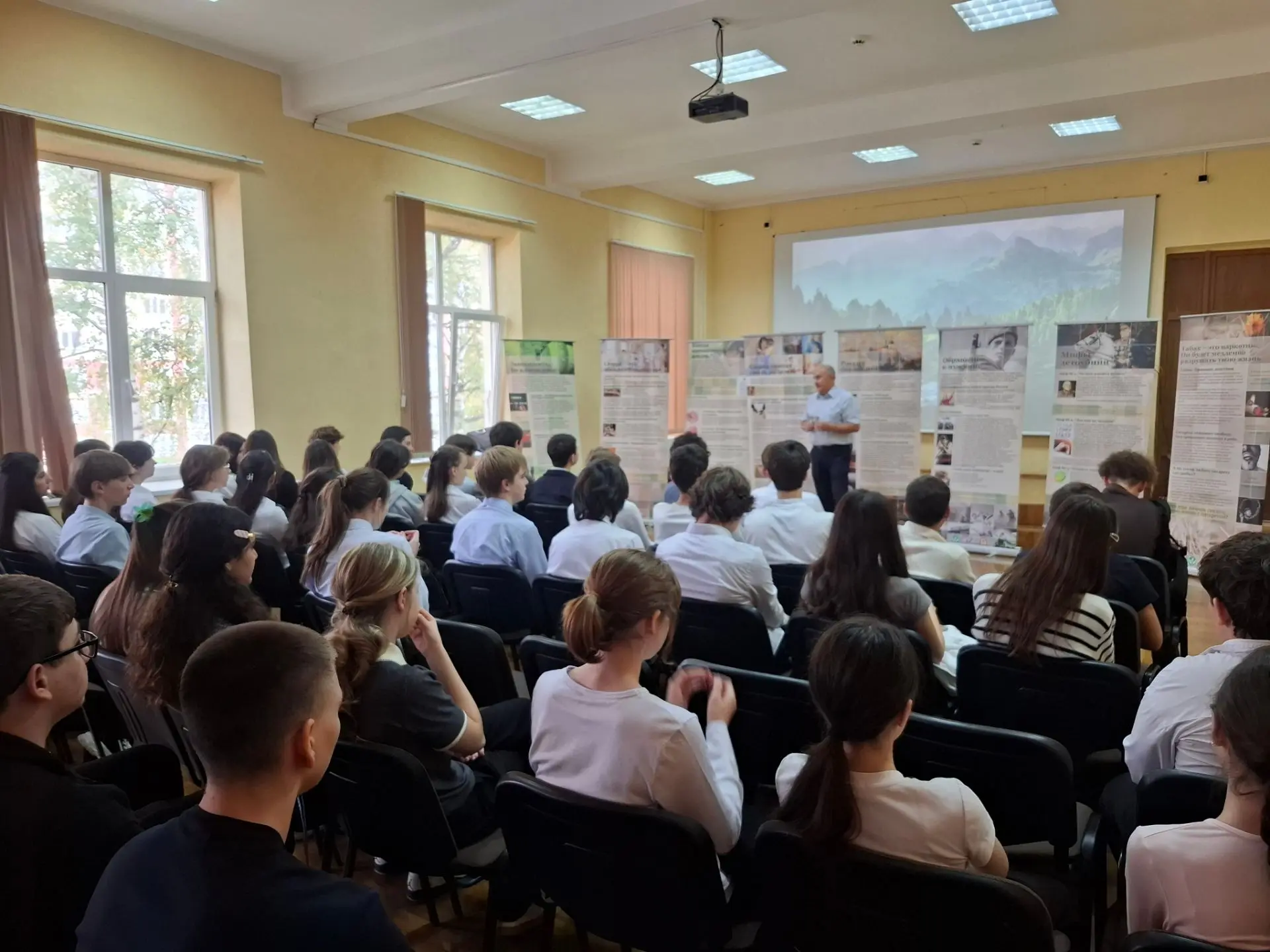 📢 «Сохрани Жизнь!»: встреча с добровольцем кризисного центра в нашей школе