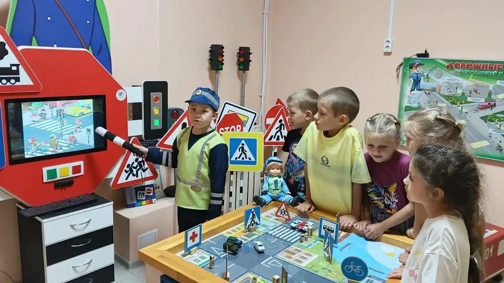 Сюжетно-ролевая игра "Азбука дорожного движения" с детьми подготовительной к школе группы "Непоседы"