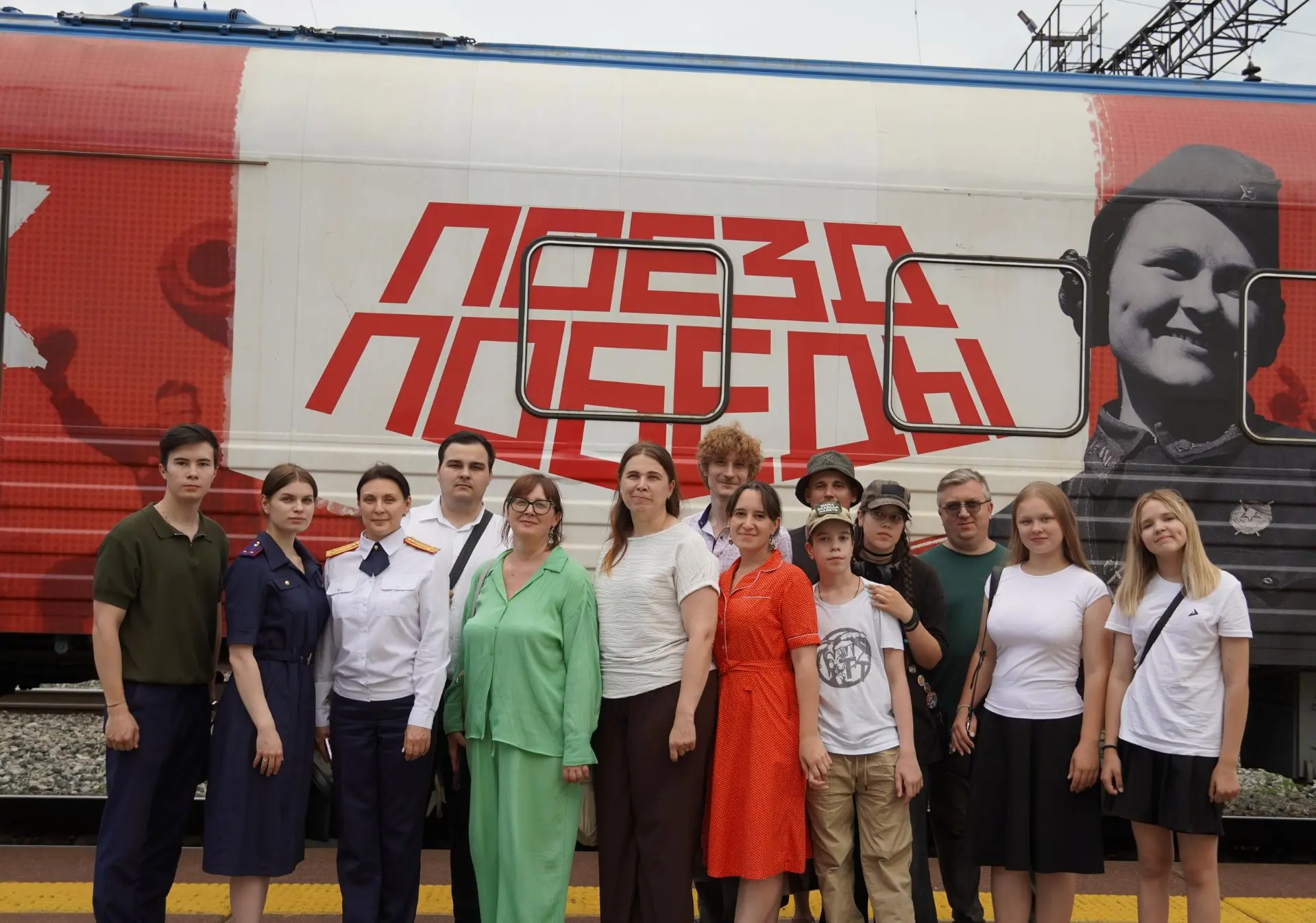 Когда перрон становится машиной времени

🚆Тюмень. Железнодорожный вокзал. Обычно это место суеты, в
