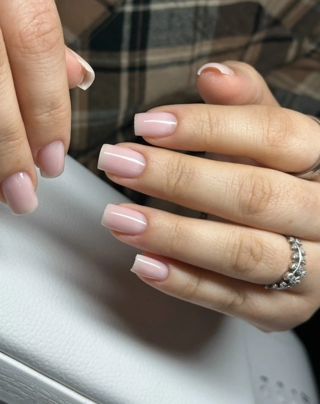 Привет 🙋🏻‍♀️ Я Ирина, мастeр мaникюрa.