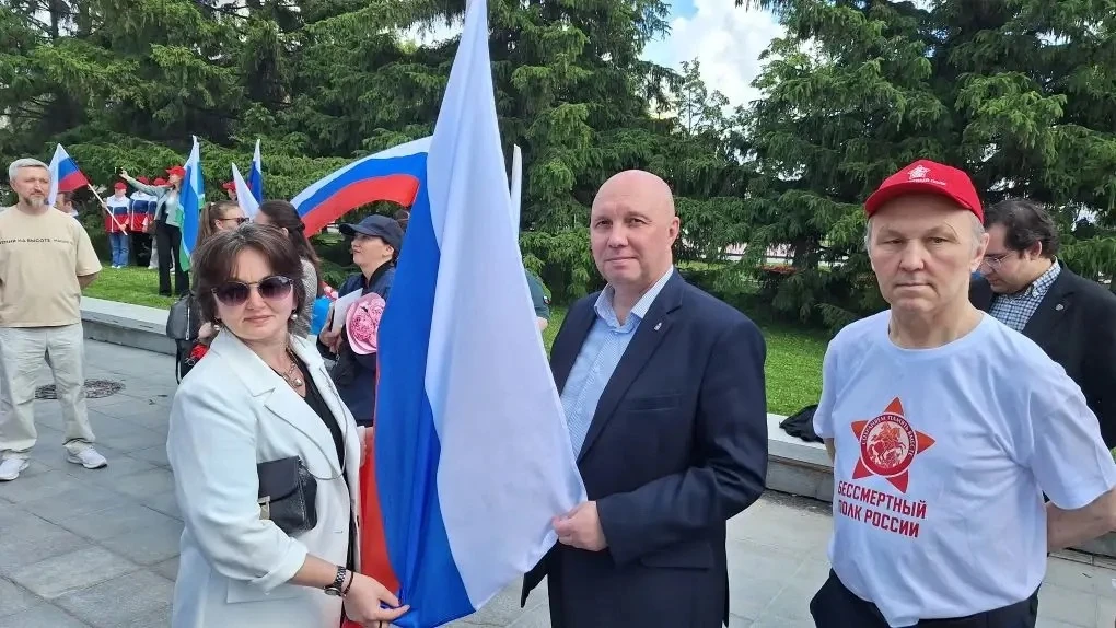 🇷🇺 Церемония вручения флагов и открытие мемориальной доски: в Екатеринбурге прошли торжественные м