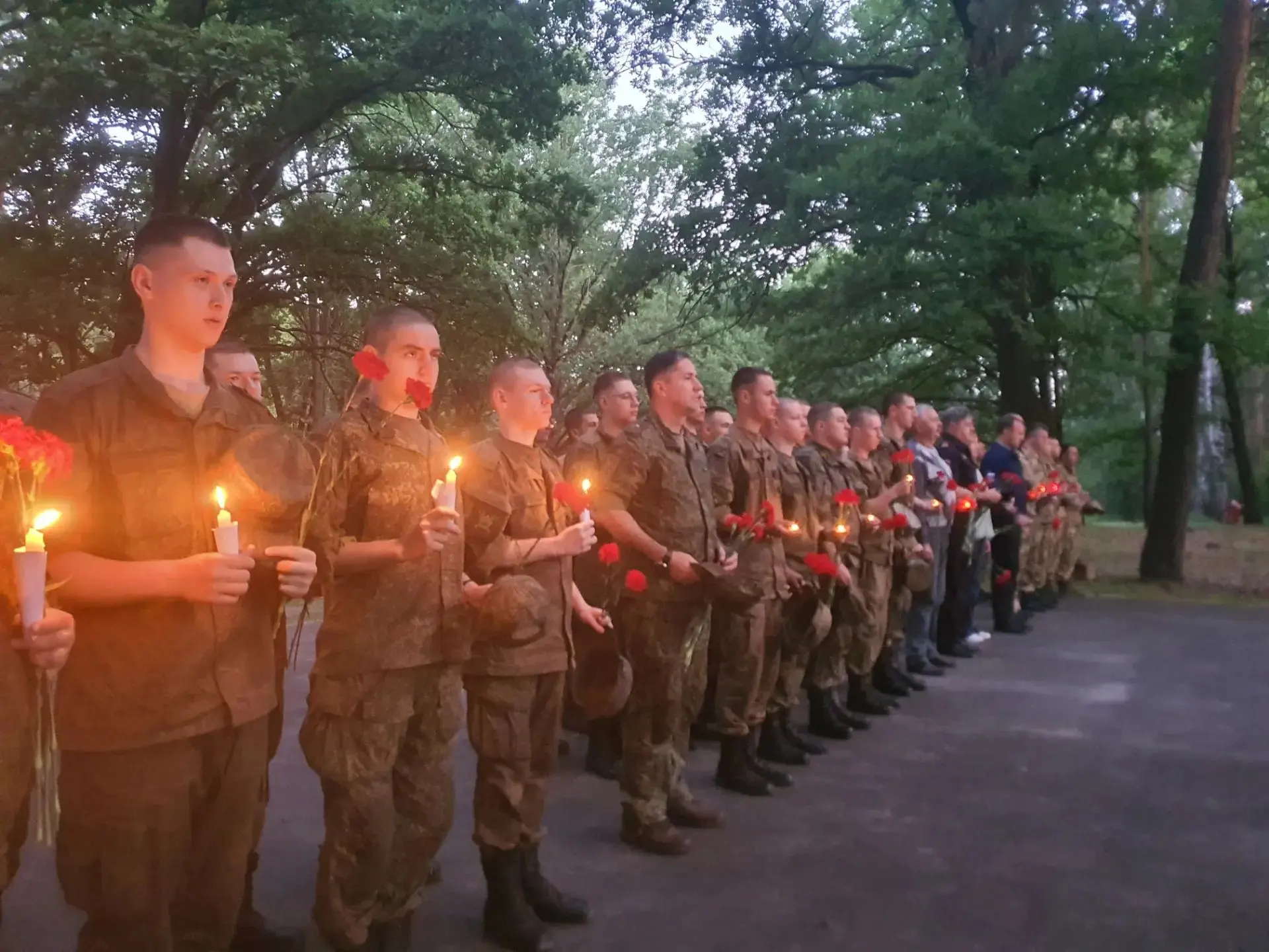В День памяти и скорби курские транспортные полицейские почтили подвиг героев у братских могил
 
▪️В