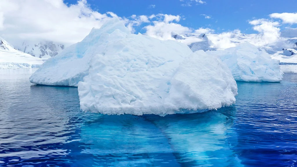 В Антарктиде, особенно в регионе Аллан-Хиллз (East Antarctica), ученые обнаружили лед в...